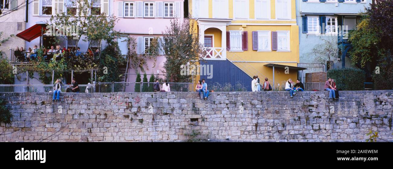 Tiefblick einer Gruppe Von Menschen, Die An einer Mauer Sitzen, Tubingen, Baden-Württemberg, Deutschland Stockfoto