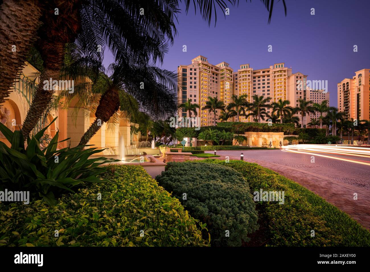 Cape Marco Apartments auf Marco Island, lange Belichtung mit Autobeleuchtung am Abend Stockfoto