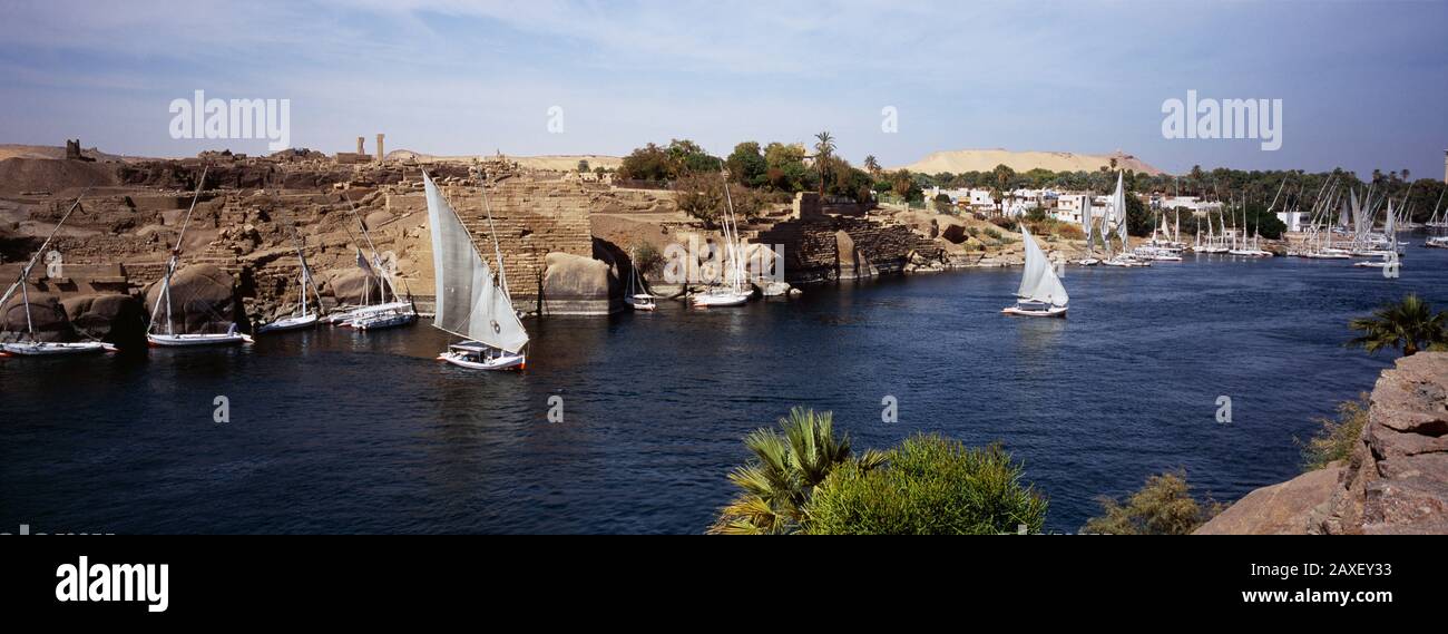 Blick auf ein segelboot in einem Fluss, der Nilflut, Assuan, Ägypten Stockfoto