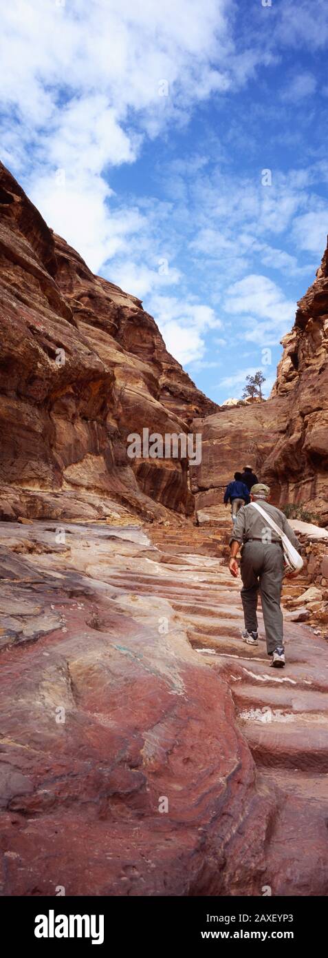 Wanderer, die in ein Kloster aufziehen, Ed Deir, Petra, Jordan Stockfoto