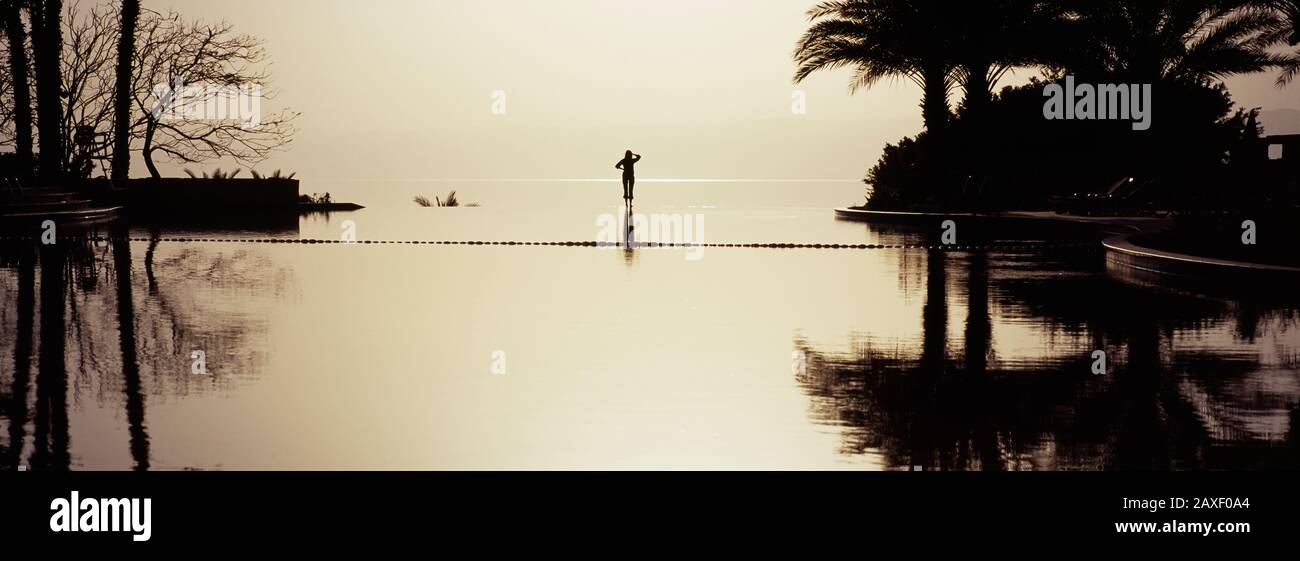 Silhouette einer Frau am Pool, Infinity Pool, Movenpick Resort, Jordanien Stockfoto