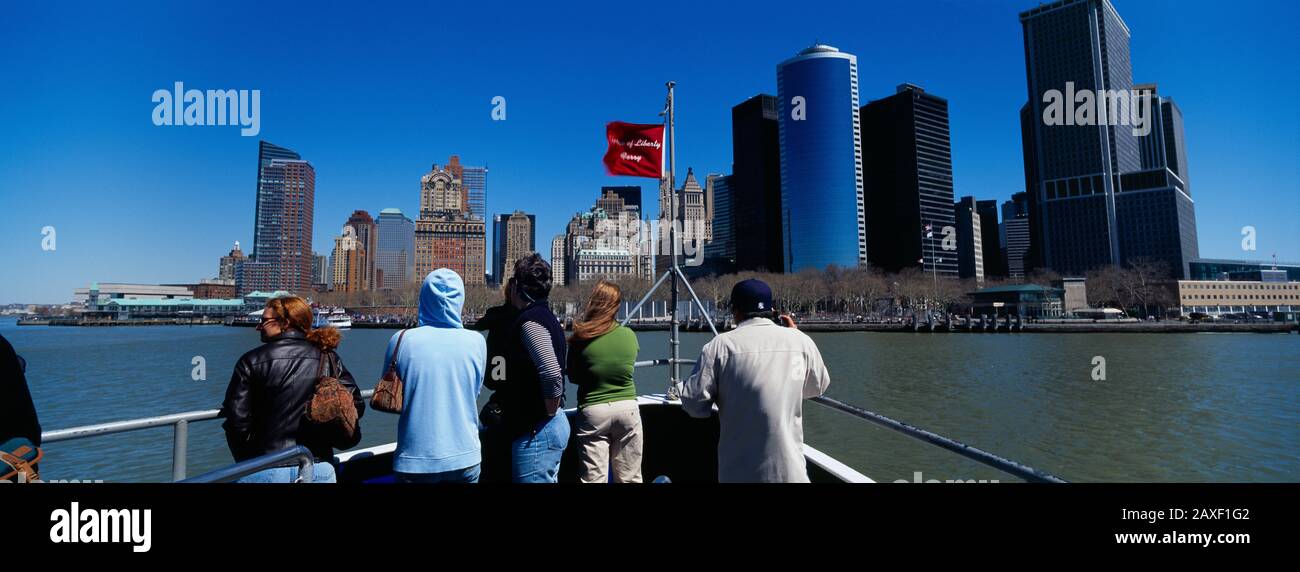 Rückansicht der Touristen, die auf einem Boot stehen, Manhattan, New York City, New York State, USA Stockfoto