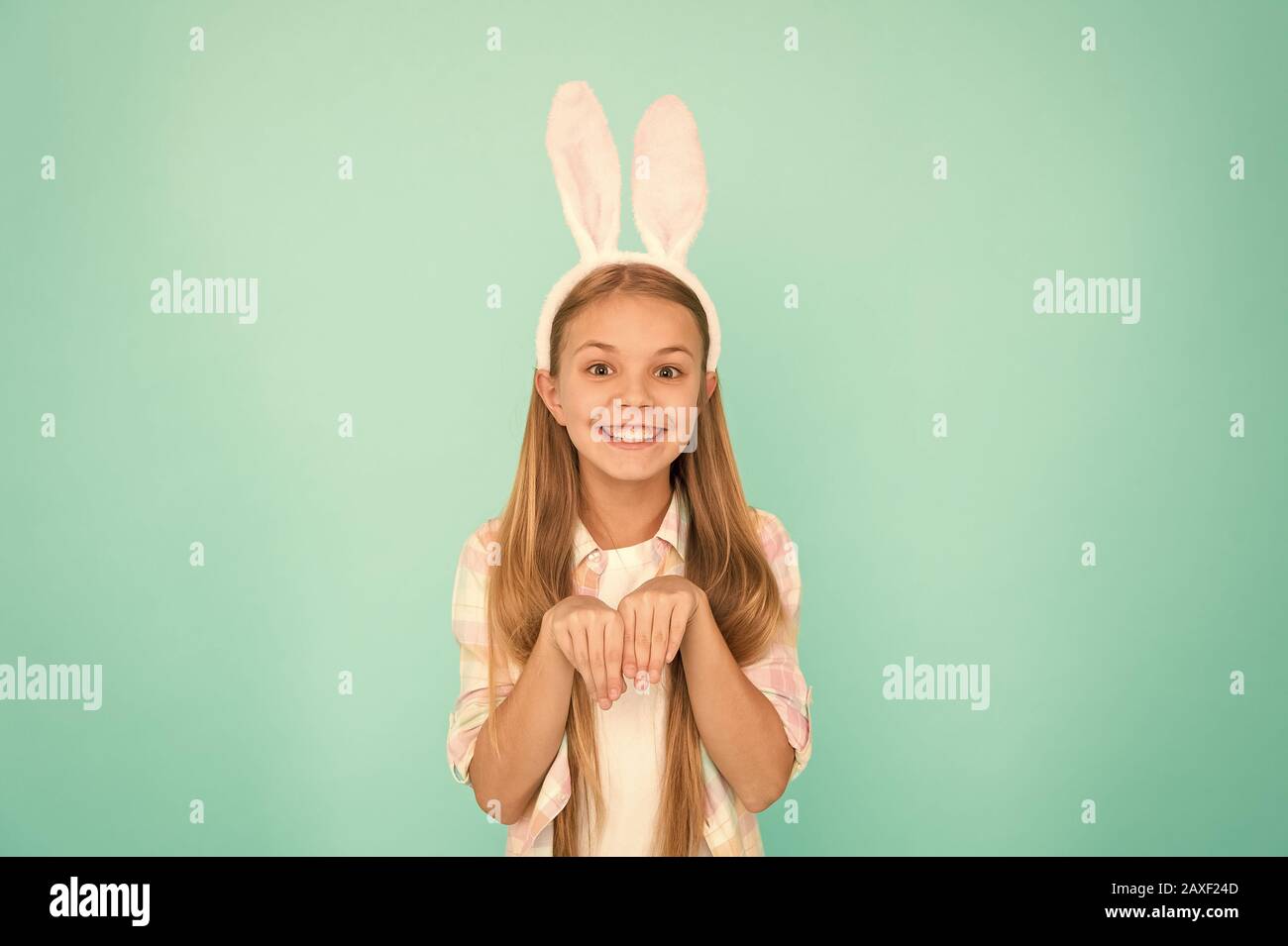 Urlaub Bunny Girl mit niedlichen lange Ohren posieren. Kind lächelnd spielen Bunny Rolle. Glückliche Kindheit. Traditionen für Kinder zu helfen in Ostern Geist zu erhalten. Bunny Ohren Zubehör. Ostern Aktivitäten. Cute Bunny. Stockfoto