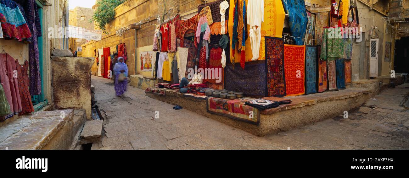 Marktverkäufer, der an einem Marktstand sitzt, Jaisalmer, Rajasthan, Indien Stockfoto