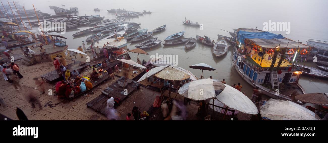 Blick auf die Boote in einem Fluss, Varanasi, Uttar Pradesh, Indien Stockfoto