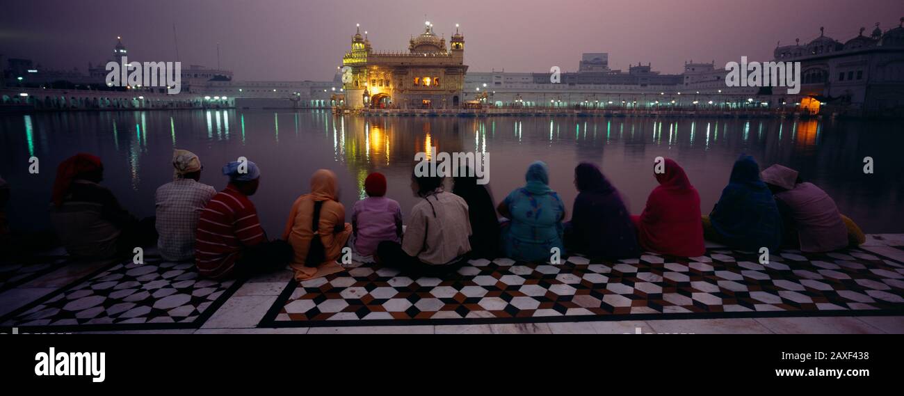 Gruppe von Menschen in einem Tempel, Golden Temple, Amritsar, Punjab, Indien Stockfoto