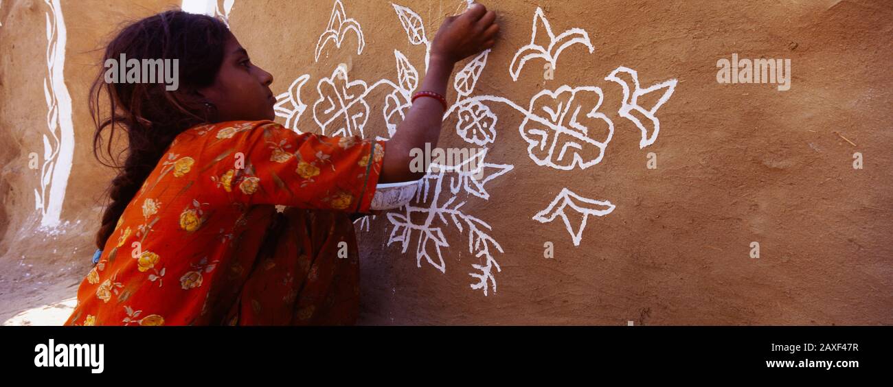 Seitenprofil eines Mädchen-Gemäldes an einer Wand, Thar-Wüste, Jaisalmer, Rajasthan, Indien Stockfoto
