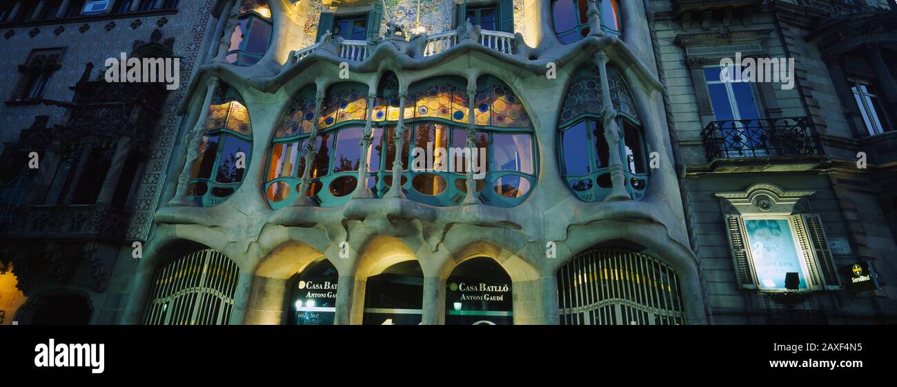 Das Gebäude wurde nachts beleuchtet, Casa Batllo, Barcelona, Katalonien, Spanien Stockfoto