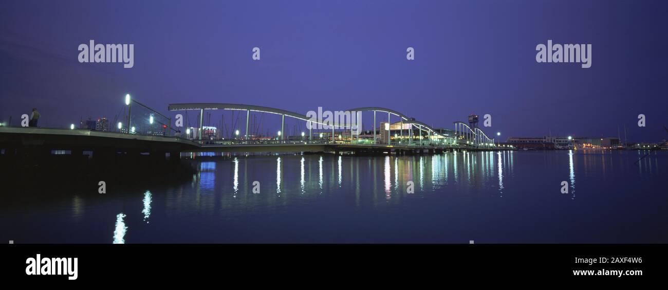 Fußgängerbrücke über einen Fluss, die Rambla De Mar, Barcelona, Katalonien, Spanien Stockfoto