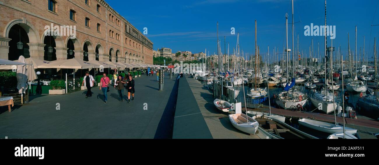 Fußgängersteg entlang eines Hafengeländes, Barcelona, Katalonien, Spanien Stockfoto