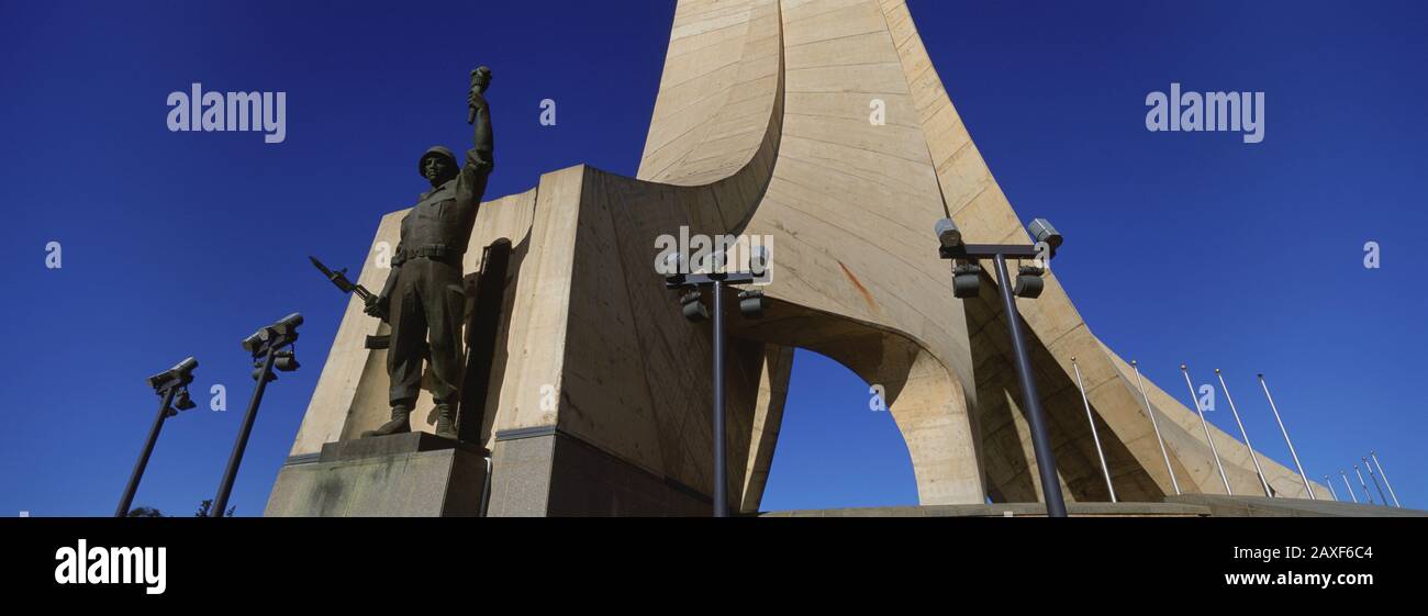 Niedriger Blickwinkel auf ein Denkmal, Märtyrerdenkmal, Algier, Algerien Stockfoto