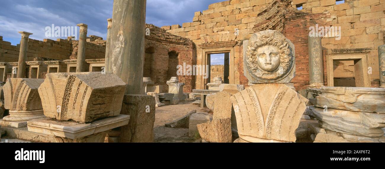 Nahaufnahme einer Statue in einem alten zerstörten Gebäude, Leptis Magna, Libyen Stockfoto Nahaufnahme einer Statue in einem alten zerstörten Gebäude, Leptis Magna, Libyen Stockfoto