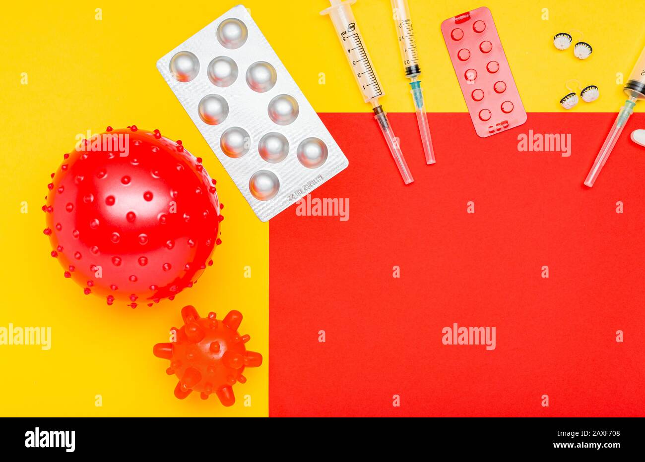 Verschiedene Medikamente, Tabletten Spritzen gegen Coronavirus, Blutkrebs, Leukämie. Kopierbereich auf rotem, gelbem Hintergrund. Chinesisches Coronavirus Stockfoto