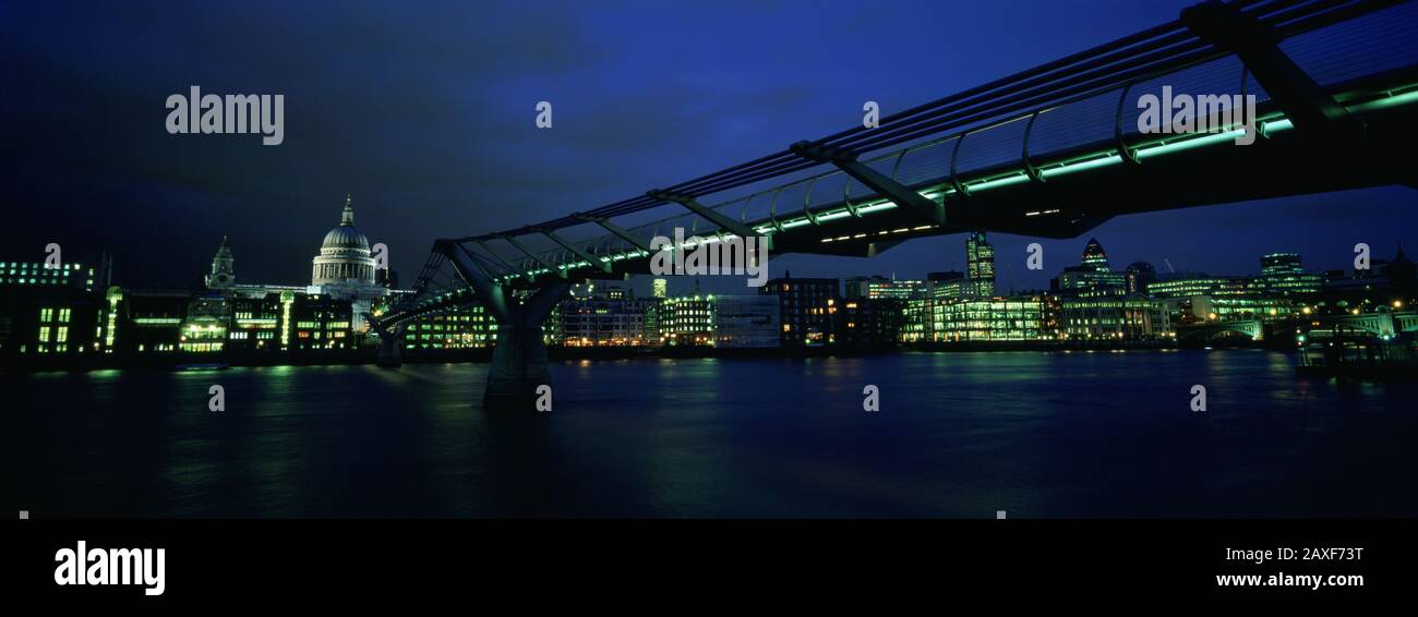 Niedriger Blick auf eine Brücke über einen Fluss, Millennium Bridge, Thames River, London, England Stockfoto