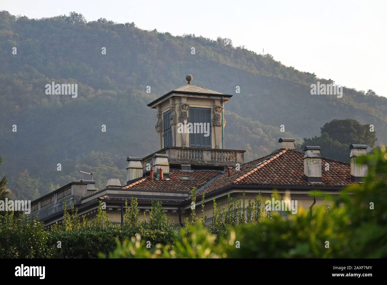 Eine verborgene dachloggie von pazzo, die von der Passeggiata Villa Olmo aus gesehen wird. Comer See, Lombardei Italien, malerische Dörfer, luxuriöse Villen, dramatische Landschaft Stockfoto