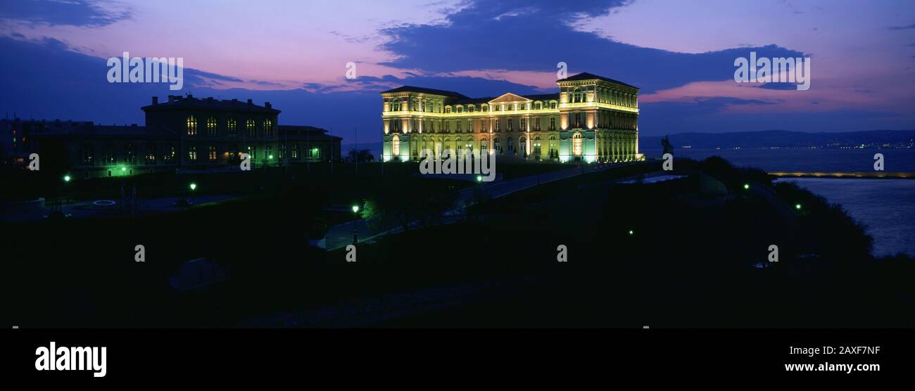 Nachts beleuchtete Gebäude, Palais Due Pharo, Marseille, Bouches-Du-Rhone, Provence-Alpen-Cote Daze, Frankreich Stockfoto