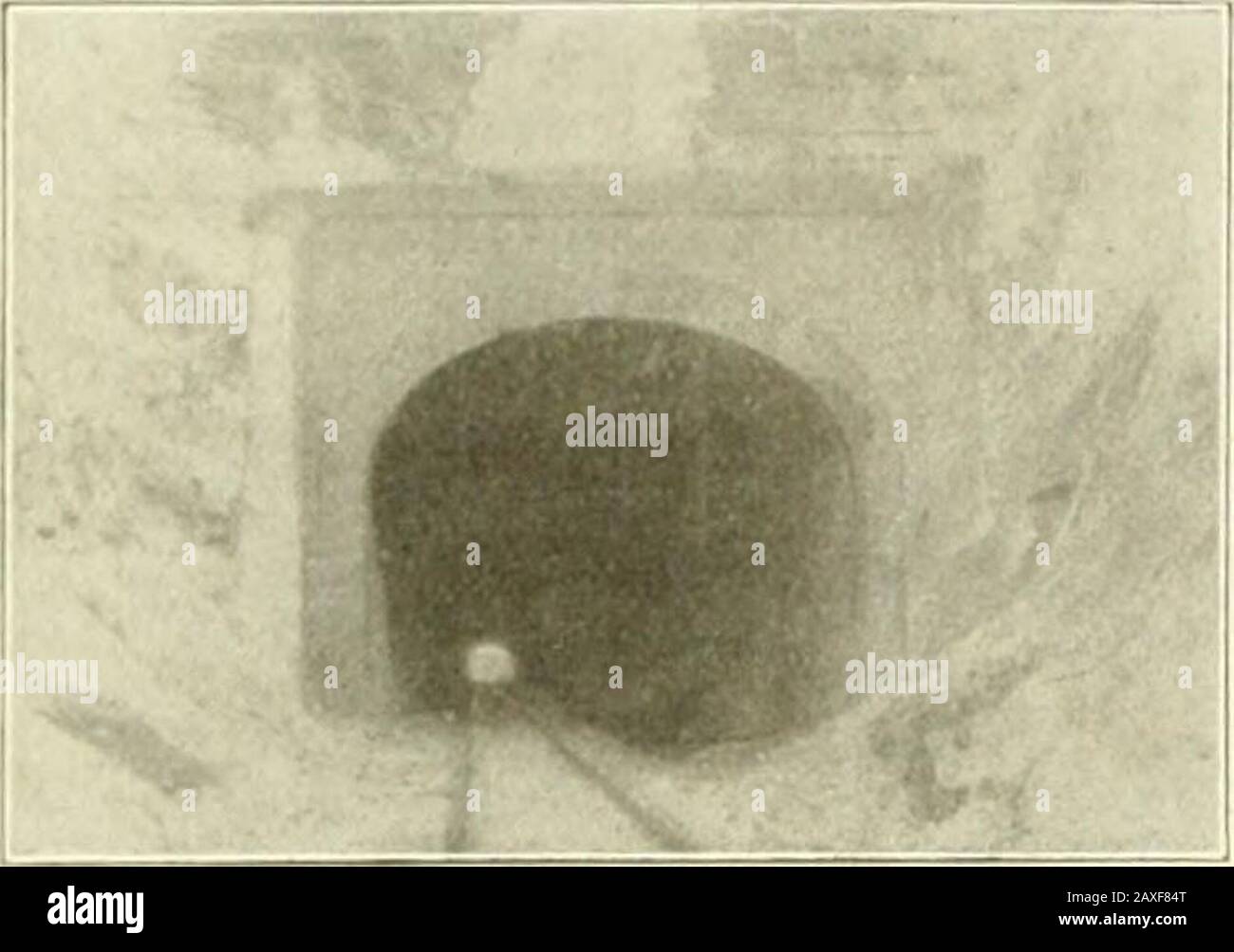 Engineering und Contracting - Betonfuß über der tim- gulch, nördlich des Schnittes. Der maximale Schnitt am oberen Hang betrug 140 Fuß, und der Umgang mit dem Material von der Höhe nach unten wäre sehr schwierig für den hohen Abfallboden gewesen. Beim Westschnitt war die Bodenbeschaffenheit nicht übermäßig groß und das Material wurde von Anfang an ohne ungewöhnliche Schwierigkeiten an das Thefdl abgearbeitet.Vor der Einstufung von Arbeiten wurden in der Nähe jeder Hanglinie an jedem Stationor des Ofteners weretaken, um die Felshöhe zu lokalisieren.Diese Arbeiten wurden mit einem durchgeführt Häufig schnell. Zwei bis vier Bohrer wer Stockfoto