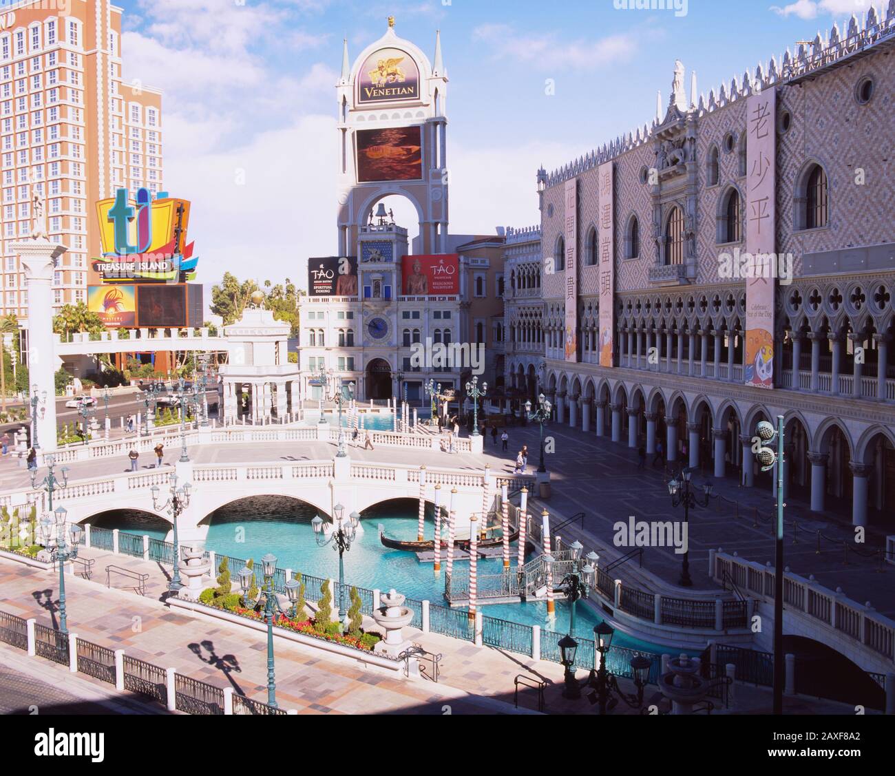 Blick auf die Fußgängerbrücke über einen Teich vor Gebäuden, Venetian Hotel, Treasure Island Hotel And Casino, Las Vegas, Nevada, USA Stockfoto
