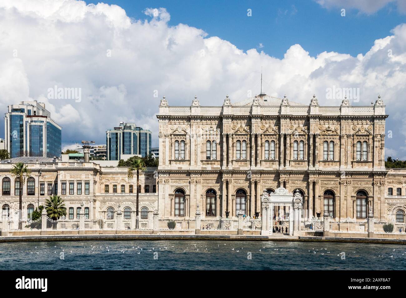 Blick auf den Palast von Dolmabahçe vom Goldenen Horn, Istanbul, Türkei Stockfoto