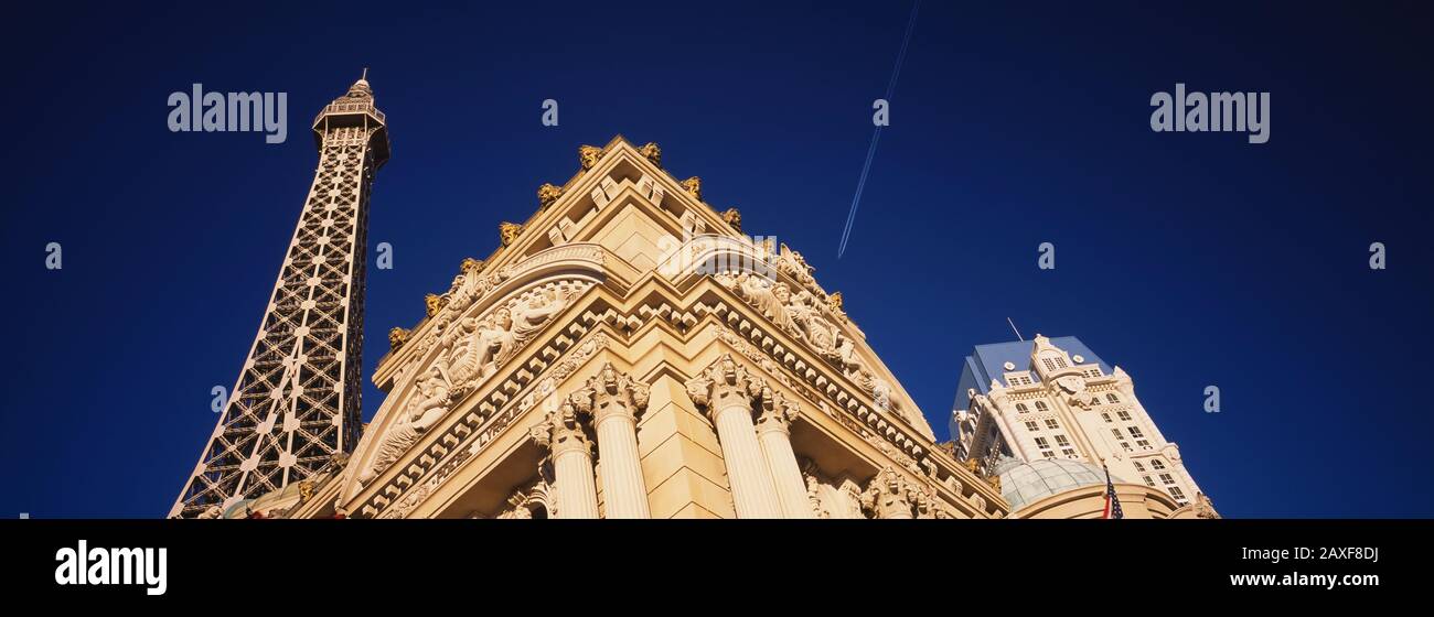 Niedriger Blick auf ein Gebäude vor einem Replikat des Eiffelturms, Paris Hotel, Las Vegas, Nevada, USA Stockfoto