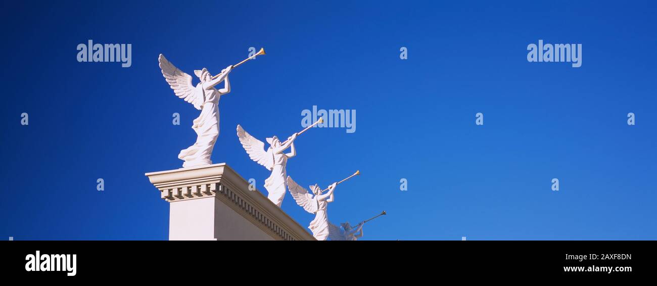Niedriger Blickwinkel auf Statuen an einer Wand, Caesars Place, Las Vegas, Nevada, USA Stockfoto