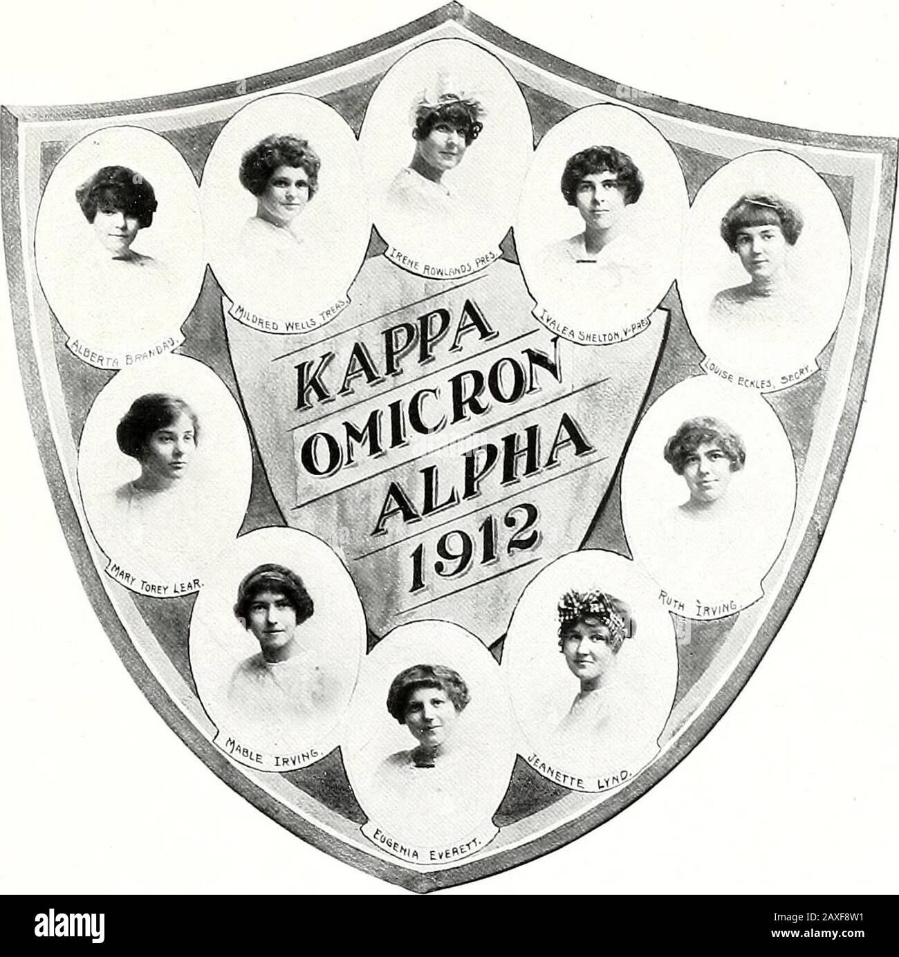 Iris 1912. Kappa OMICRON ALPHA Kappa Omicron Alpha Sorority Hat in ia04-BEAMTEN Irene Rowi.Axens Präsidentin IvALE.V Sheltci.n Tice Präsidentin LiirisE Ecki.es Sekretärin Mii.i)i!Ei&gt; Weixs Schatzmeisterin AKTIVE MITGLIEDER - Alberta Braniai Mabel Irvi.nc Mary Torey Leak Lexene Levette Levette Levette Levette Levette Levette Levette Levette Levette Levette Levette Levette Levette Levette Levette Levette Levette Levette Levette Levette Le Stockfoto