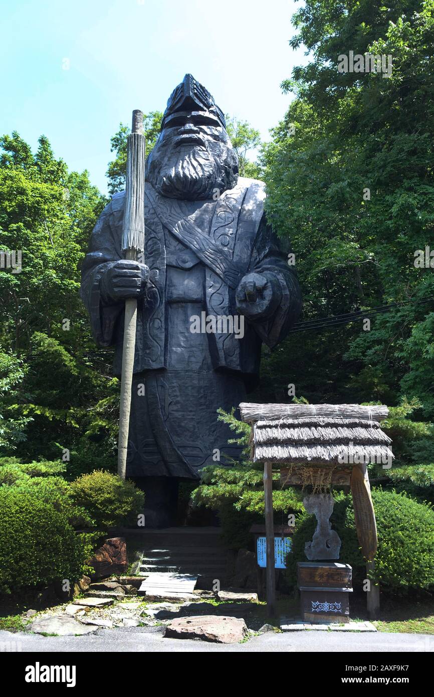 Noribetsu, Hokkaido, Japan. Im Shiraoi Porotokan Village, einer Ainu-Statue, heißt Sie willkommen, Ainus sind indigene Menschen im Norden Japans. Stockfoto