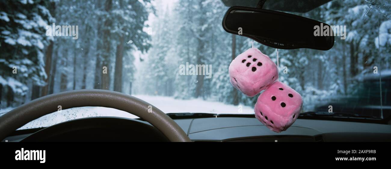 Nahaufnahme eines Paares von Fuzzy-Dices, das vom Rückspiegel eines Autos hängt, Yosemite National Park, Kalifornien, USA Stockfoto