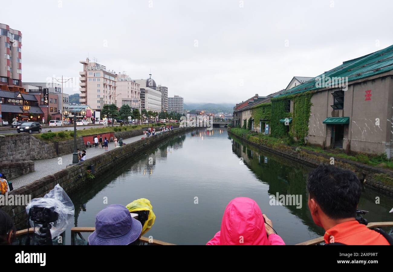 Im Otaru-Kanal verwandeln sich alte Lagerhallen aus ihrem bisherigen Leben als Hafen in Cafés und Souvenirläden. So bleibt seine ursprüngliche Form erhalten. Stockfoto