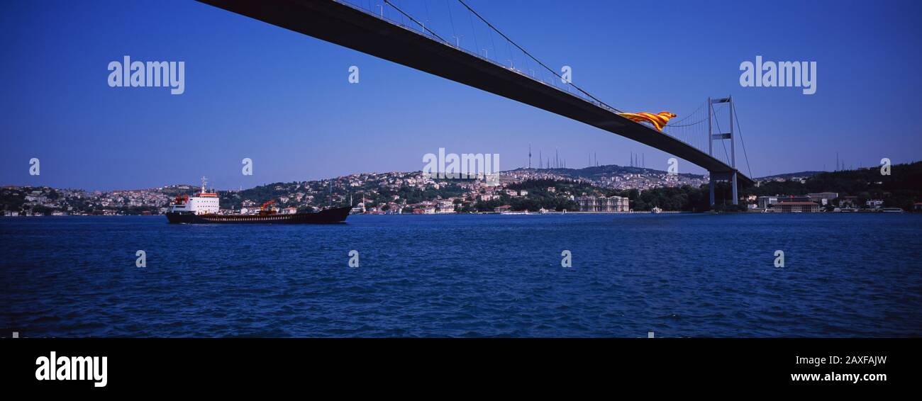 Blick auf eine Brücke, die Bosporusbrücke, den Bosporus, Istanbul, Türkei Stockfoto
