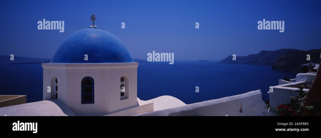 Blick auf eine Kirche, Oia, Santorini, Griechenland Stockfoto