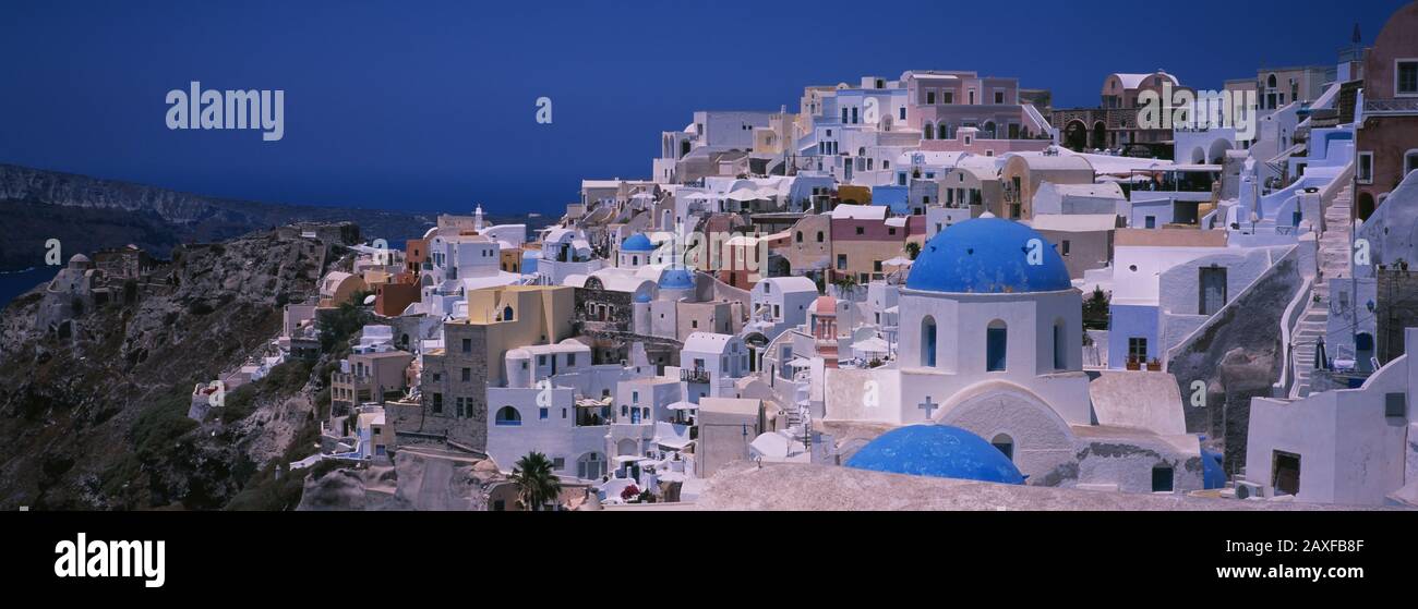 Blick auf eine Stadt, Oia, Santorini, Griechenland Stockfoto