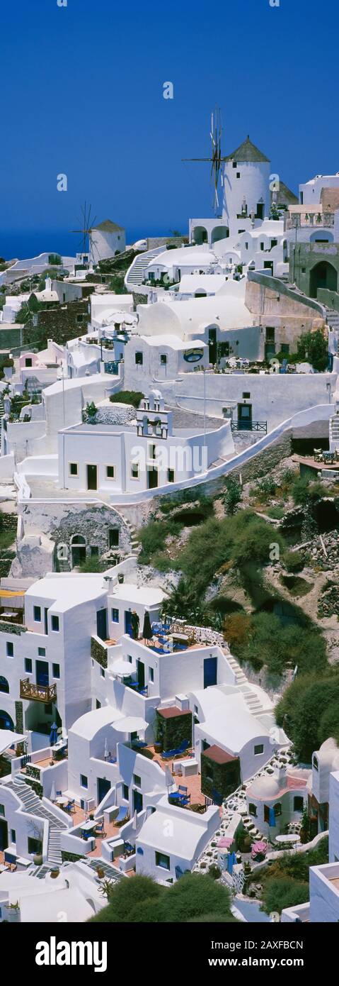 Blick auf eine Stadt, Oia, Santorini, Kykladen-Inseln, Griechenland Stockfoto