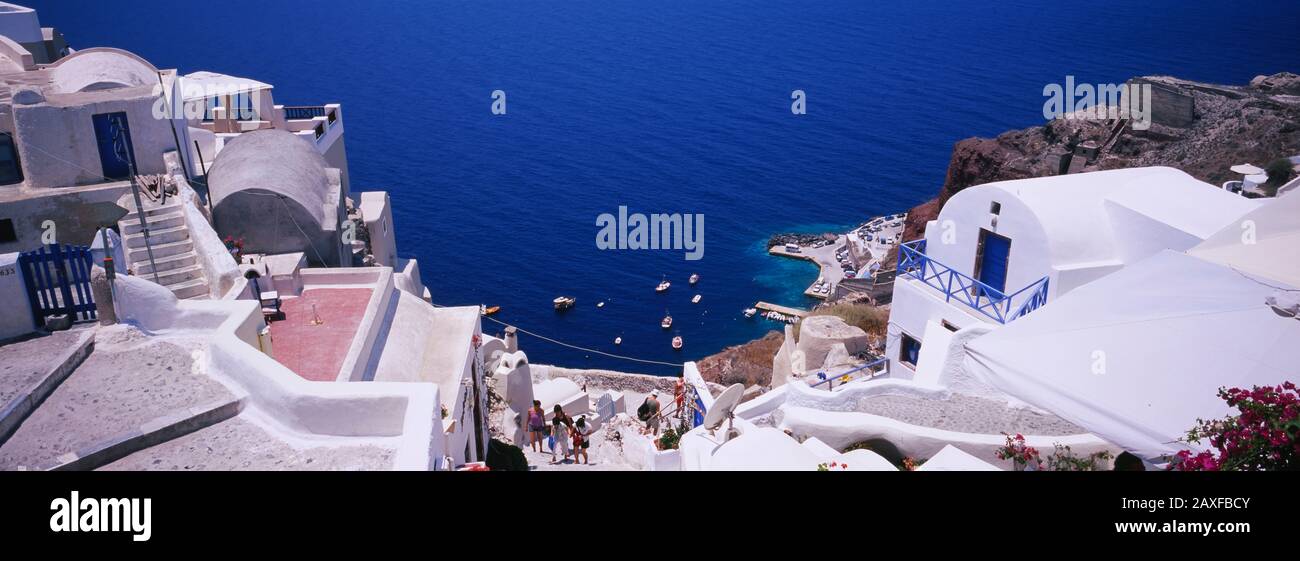 Blick auf die Gebäude, Ammoudi Bay, Oia, Santorini, Griechenland Stockfoto