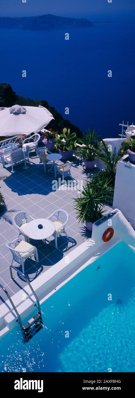 Blick auf den Swimmingpool, die Villas Spiliotica, das Dorf Imerovigli, Santorini, Griechenland Stockfoto