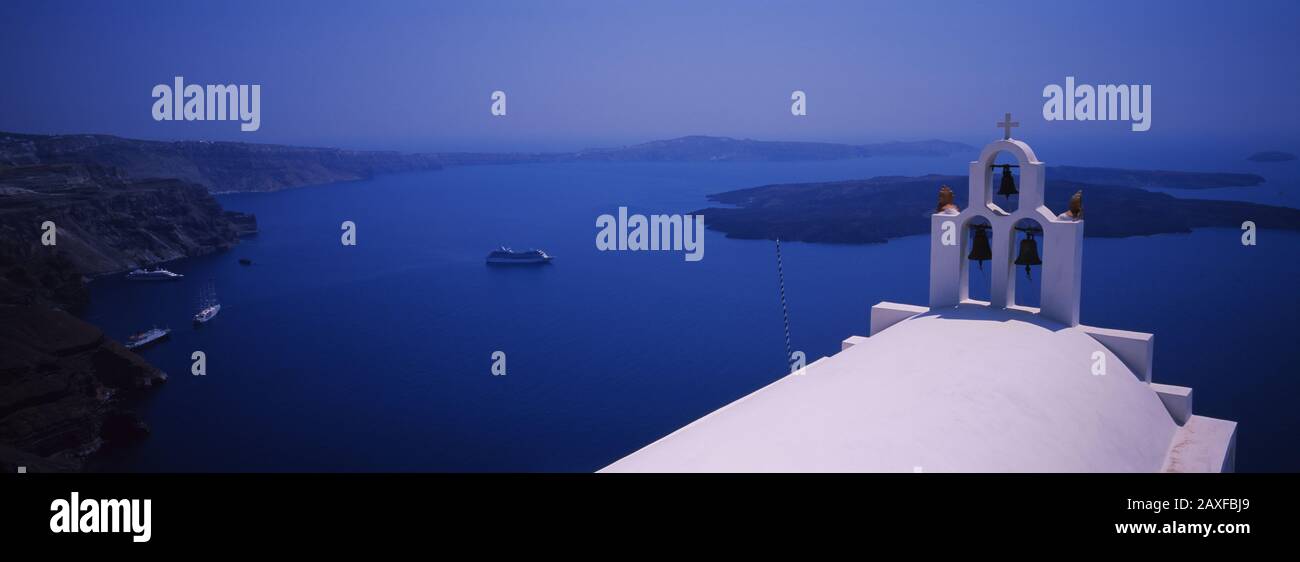 Blick auf die Kirche, das Dorf Imerovigli, Santorini, Griechenland Stockfoto