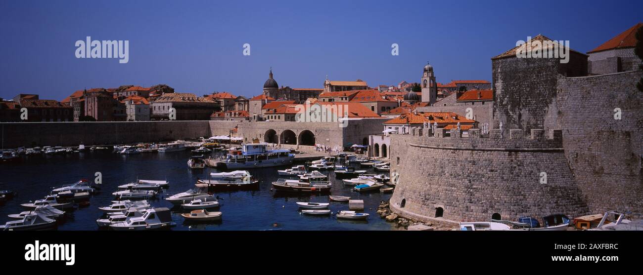 Blick auf die Boote in einem Hafen, Dem Alten Hafen, Dubrovnik, Kroatien Stockfoto