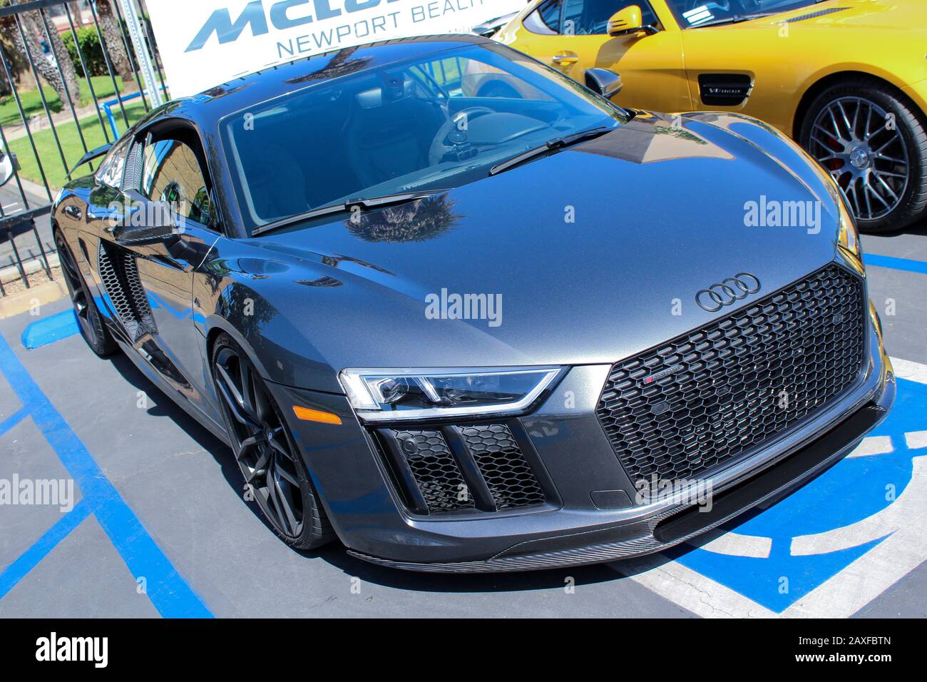 Einige Fotos exotischer Autos, die in einem Auto aufgenommen wurden, treffen sich in Newport Beach Stockfoto