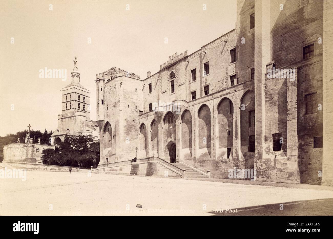 1890 Ca, AVIGNON, Provence-Alpen-Cote d'Azur, FRANKREICH: DER ORT der BURG POPES und der KATHEDRALE. Episkopalensemble . FOTO VON ND - PIAZZA - PAPSTPALAST - FOTO STORICHE - HISTORIENFOTOS - BESTAND - GEOGRAFIA - GEOGRAPHIE - ARCHITEKTUR - ARCHITETTURA - VECCHIA EUROPA - ALTES EUROPA - FRANCIA - PIAZZA - PALAZZO DEI PAPI - PAPA - CATTEDRALE - CHIESA - KIRCHE - PROVENZA © ARCHIVIO GBB / Stockfoto