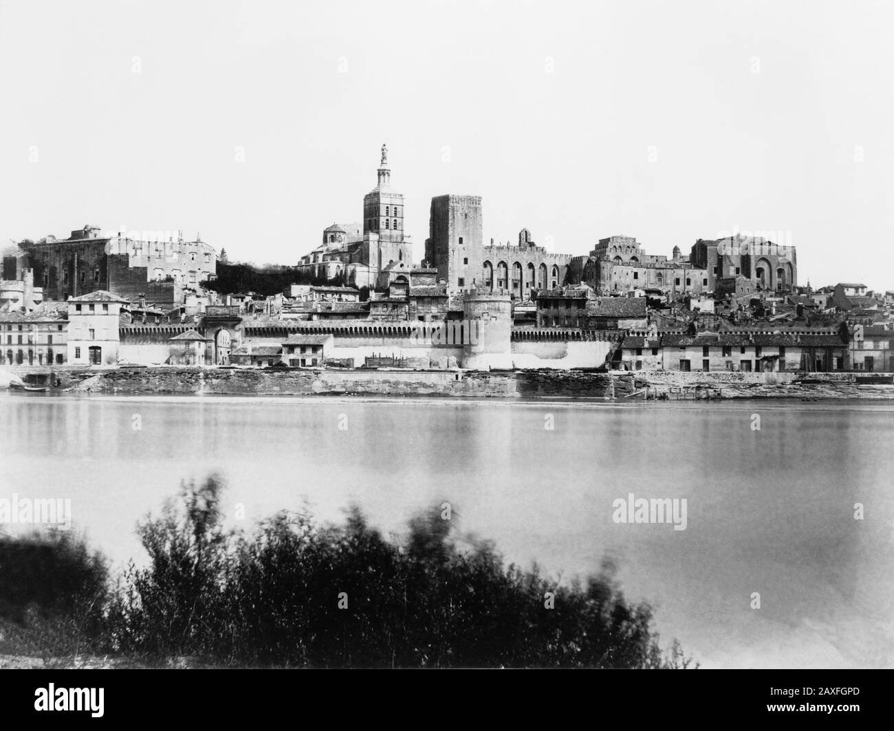 1890 Ca, AVIGNON, Provence-Alpen-Cote d'Azur, FRANKREICH: Das SCHLOSS POPES und die KATHEDRALE. BISCHOFSENSEMBLE - PAPSTPALAST - FOTO STORICHE - GESCHICHTSFOTOS - BESTAND - GEOGRAFIA - GEOGRAPHIE - ARCHITEKTUR - ARCHITETTURA - VECCHIA EUROPA - ALTES EUROPA - FRANCIA - PALAZZO DEI PAPI - PAPA - CATTEDRALE - CHIESA - KIRCHE - PROVENZA - FIUME - FLUSS - RHONE - - - - Rodano © Archivio GBB / Stockfoto