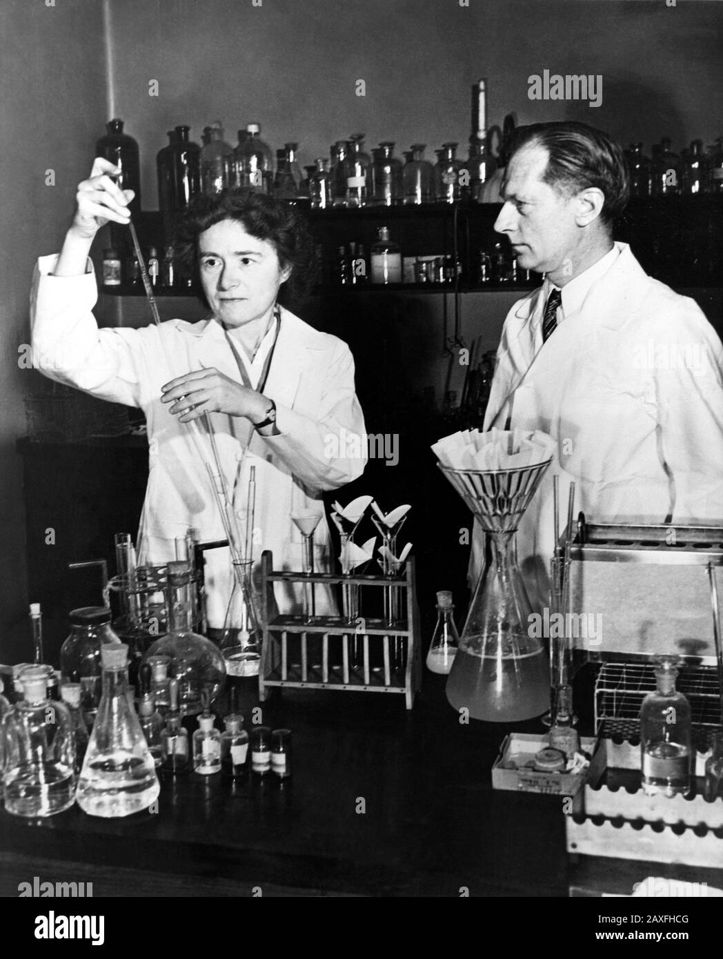 1947, USA: Die Biochemikerin Gerty Theresa Radnitz Cori (* um 1896; † 1957) und ihr Ehemann Carl Ferdinand Cori (* um 6-1984) wurden 1947 gemeinsam mit dem Nobelpreis für Medizin für ihre Arbeit zur Metabolisierung des menschlichen Körpers von Zucker ausgezeichnet. - GESCHICHTE - Foto storiche - Foto storica - scienziato - Wissenschaftler - Porträt - Ritratto - MEDICICINA - Medizin - SCIENZA - WISSENSCHAFT - CHIMICA - CHEMIE - Krawatte - Krawatte - Kragen - Colletto - Profilo - Profil - marito e moglie © Archivio GBB / Stockfoto