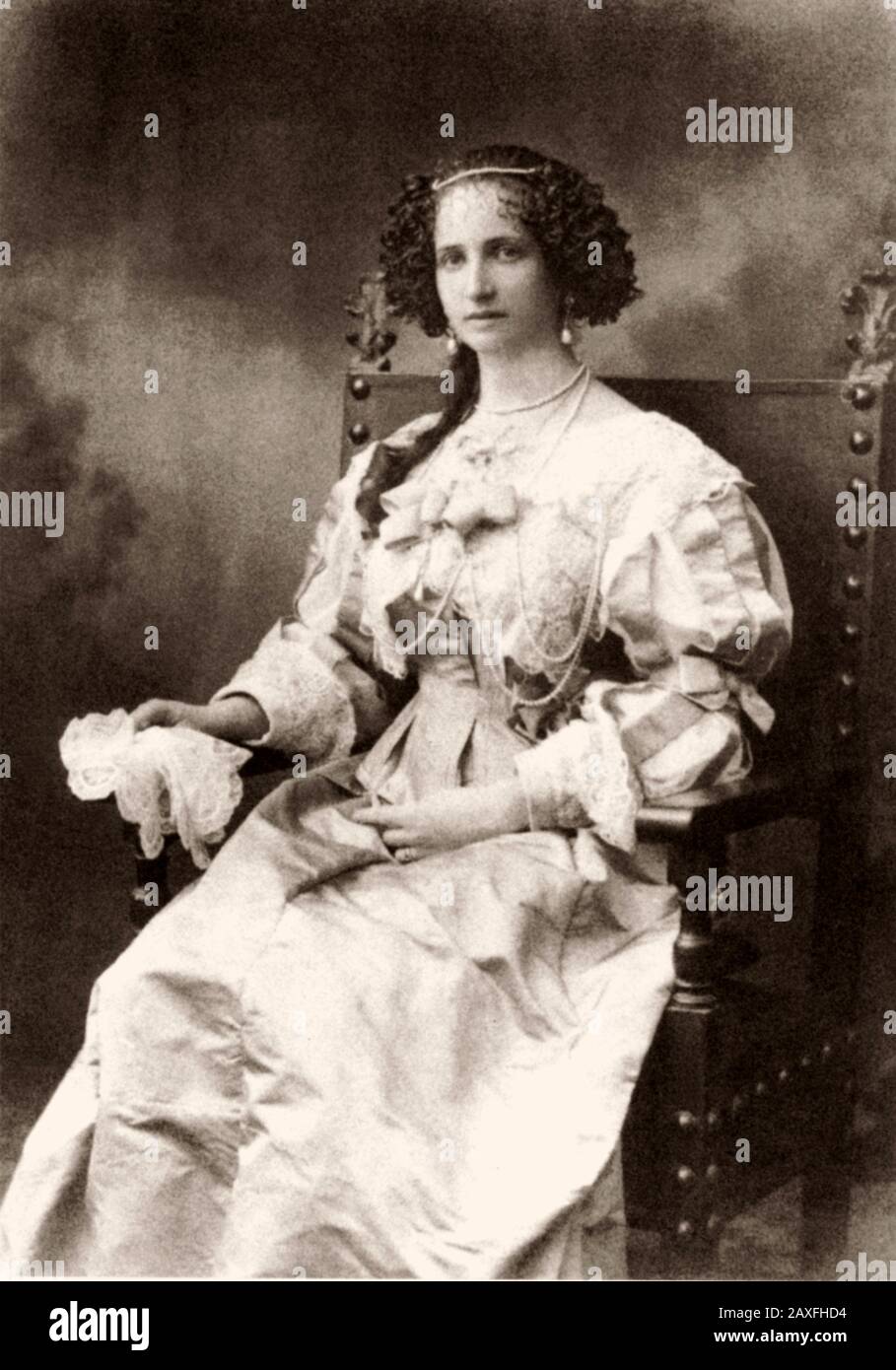 1912, FIRENZE, ITALIEN: Die italienische Baronin CATERINA RICASOLI Firidolfi Zanchini Marsuppini Salviati Acciaioli ( Firenze 1880-Mezzomonte 1983 ), in einem Kostüm für ein Kleid von Bal Masque im XVII. Jahrhundert. Das Ehepaar hat 4 Söhne und wurde in Florenz, 18908, mit Graf Lorenzo CORSINI (* 1875 - 1957 ), dem Marchese di Giovagallo, verheiratet. Die beiden waren Cousins. Caterinana war die Großtochter des gefeierten Fürsten "TOMMASO CORSINI Jr. Principe di SISMANO Duca di Civitella" und "Casigliano" ("Firenze", "Grosseto", "Deputato del Parlamento Italiano", "Senatore del Regno d'Italia" von 1882 und "Sindac" Stockfoto 1912, FIRENZE, ITALIEN: Die italienische Baronin CATERINA RICASOLI Firidolfi Zanchini Marsuppini Salviati Acciaioli ( Firenze 1880-Mezzomonte 1983 ), in einem Kostüm für ein Kleid von Bal Masque im XVII. Jahrhundert. Das Ehepaar hat 4 Söhne und wurde in Florenz, 18908, mit Graf Lorenzo CORSINI (* 1875 - 1957 ), dem Marchese di Giovagallo, verheiratet. Die beiden waren Cousins. Caterinana war die Großtochter des gefeierten Fürsten "TOMMASO CORSINI Jr. Principe di SISMANO Duca di Civitella" und "Casigliano" ("Firenze", "Grosseto", "Deputato del Parlamento Italiano", "Senatore del Regno d'Italia" von 1882 und "Sindac" Stockfoto