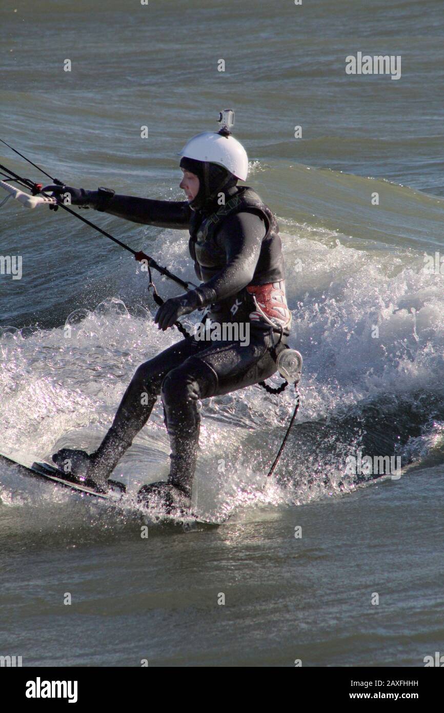 Kite-Surfer im Hafen Stockfoto