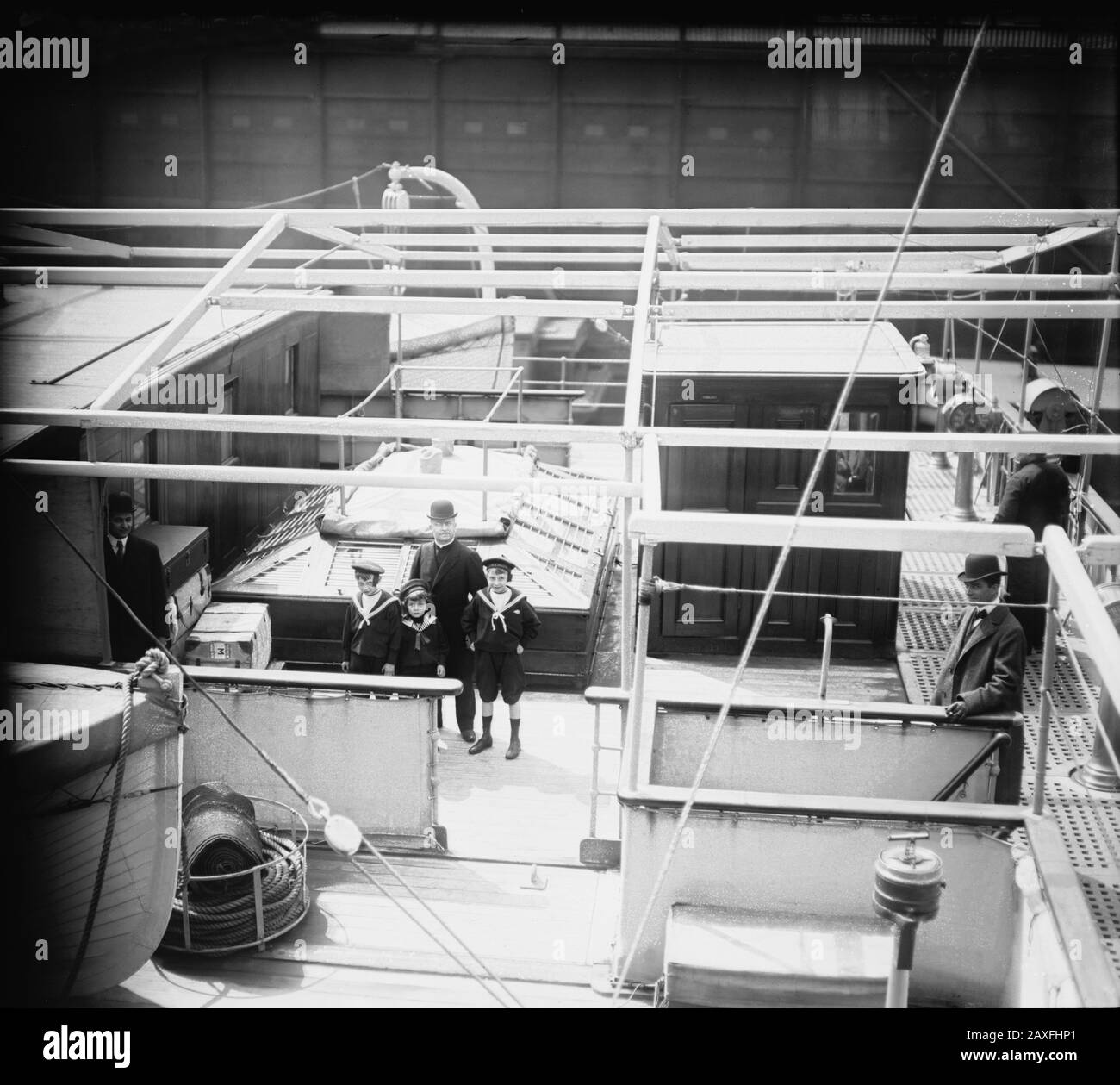 Ca, New York, USA: Auf diesem Foto die ersten 3 Söhne des Marquis Boni de Castellane mit seinem Tutor ABBE' COGNAC: Bonifatius, zukünftiger Marquis de Castellane (* um 1896; † 1946, der Yvonne Patenotre heiratete), Georges Paul Ernest de Castellane (* um 1897; † 1944, die Florinda Fernández y Anchorena heiratete) und Georges Gustave de Castellane (* 1898; † 1946). Das französische Festzelt Paul Ernest Boniface ' BONI ' DE CASTELLANE (* um 1867; † 1932), Freund des gefeierten Schriftstellers Marcel Proust. März heiratete er die reiche amerikanische Erbin Anna Gould (* 1875; † 1961), die Tochter von Jay Gould, dem Räuberbaron Stockfoto