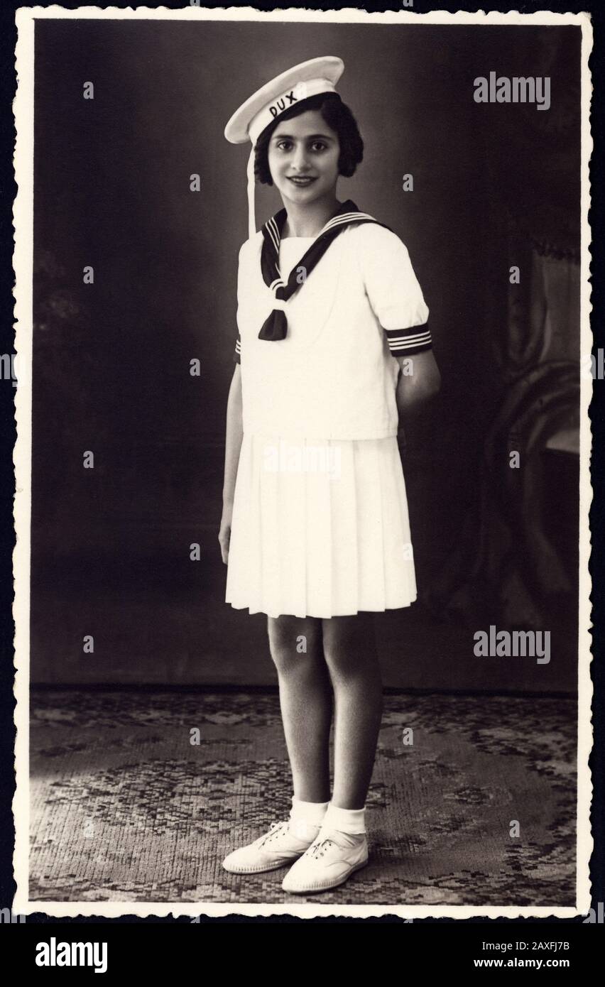 1937 , Messina , Sizilien , Italien : EIN junges italienisches Mädchen mit dem Namen Elsa S., posiert mit einem Militärhut der Marine mit der Aufschrift DUX ( Duce , Benito MUSSOLINI ). Foto von Studio P. Filippini , Rione Giostra , Messina - FANATISCH - FANATICO - FANATISMO - - FASCISMO - FASCISTA - FASCHISMUS - ANNI TRENTA - 30 - 30 - NOVECENTO - 900 - Porträt - Ritratto - Bambina - Bambini - Bambino - Kind - Children Bambini - ANNI TRENTA - SICILIA - VESTITO Marinara - Marinaretta - Matrosenkleid - INFANZIA - KINDHEIT - GESCHICHTE - FOTO STORICHE - POLITIK - POLITICA © Archivio GBB / Stockfoto