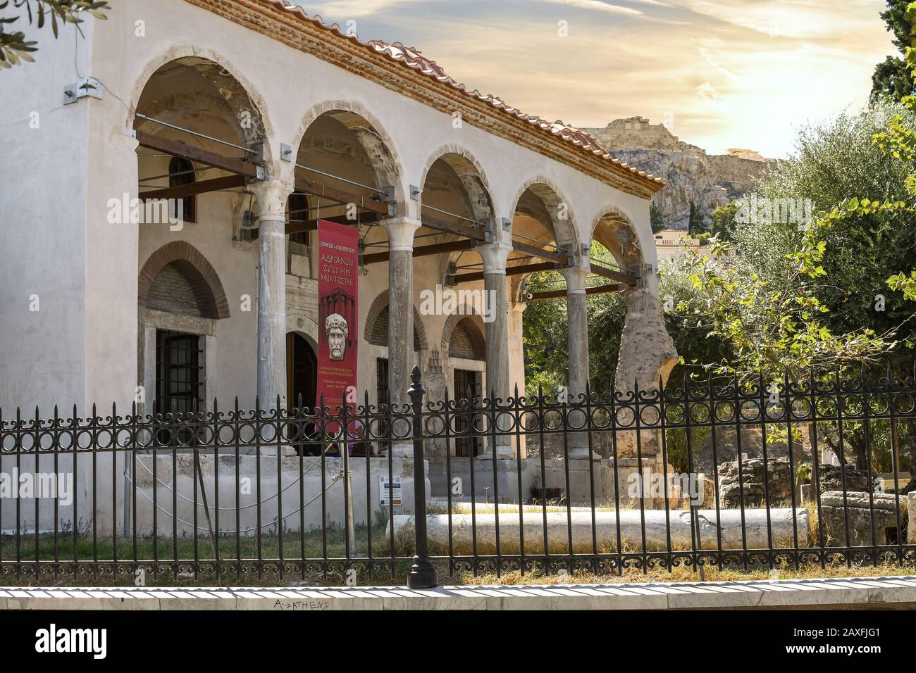Die Fethiye-Moschee mit dem Parthenon und dem Akropolis-Hügel dahinter ist eine osmanische Moschee aus dem 17. Jahrhundert im Zentrum Athens, Griechenland. Stockfoto