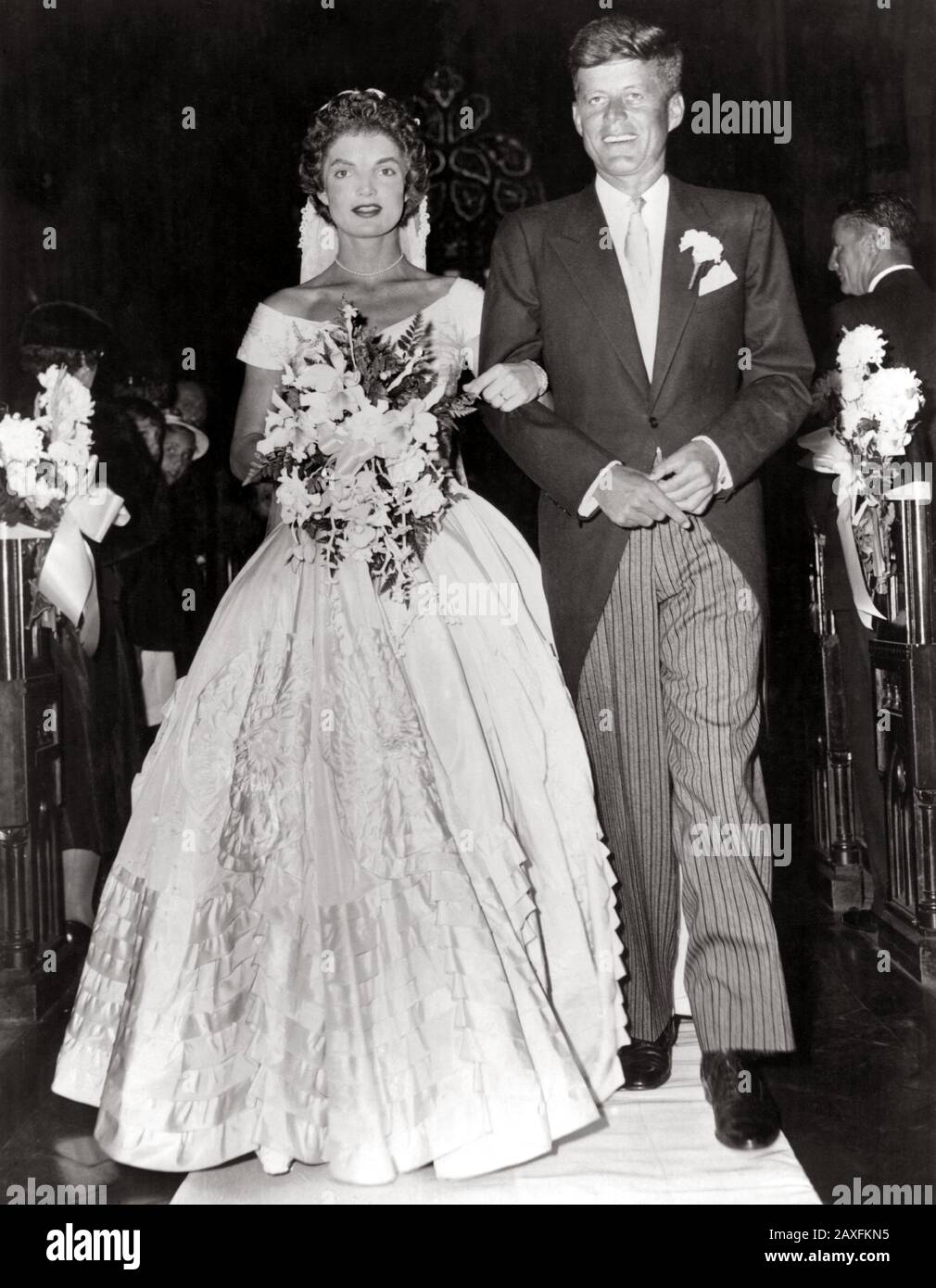 1953 12 September Newport Rhode Island Usa Der Zukunftige Amerikanische Prasident John Fitzgerald Kennedy 1917 In New York 1963 Demokratischer Senator Fur Massachusetts Eskortiert Seine Frau Jacqueline Lee