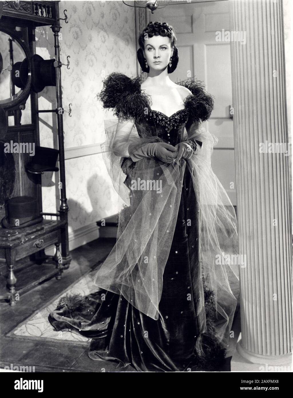 1939, USA: VIVIEN LEIGH in GONE WITH THE WIND ( Via col vento ) von Victor Fleming Aus dem Roman Margaret Mitchell - FILM - KINO - Attrice - Porträt - Ritratto - samt - Velluto - Schleier - velo - Tüll - Thulle - lange Handschuhe - Guanti lunghi - Glitter - Strass - Piume - Federn - Scollatura - Dekollete - Halsöffnung - Armband - Bracciale - braccialetto - chignon - orecchini - Ohrtropfen - DIVA - DIVINA - GWTW - DIVA - DIVINA --- Archivio GBB Stockfoto