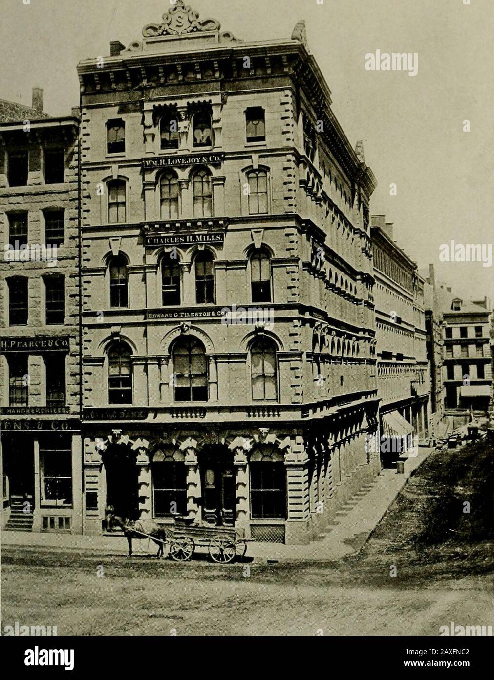 Devonshire Street; eine Sammlung von Fakten und Vorfällen zusammen mit Nachbildungen von Illustrationen zu einer Alten Boston Street. Sdays und Satur-days, und war lange das Federal Organ von Neuengland. Russellran es bis etwa im Jahr 241. Der Boston News Letter, lange Zeit angeblich das erste Papier, das in Amerika gedruckt wurde, wurde auf Der Pudding Lane, nahe dem Ort der ursprünglichen Post, im Laden von John allen veröffentlicht, wo er von 1707 bis 1711 für John Campbell, den Postmeister, gedruckt wurde, der 1704 den News Letter begann. Als Postmeister hatte Campbellhad das Frankierprivileg und war auch das Reci Stockfoto