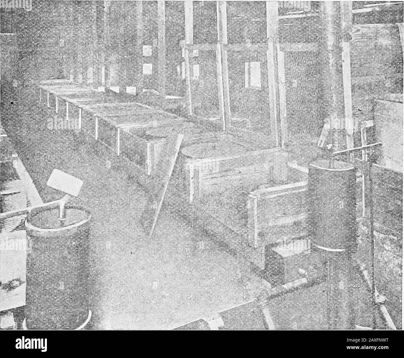 Hygiene und Hygiene der Geflügelkultur . r i Einhaus mit Gasse Zwischen Brodern Abb., 179,-Grundriss von sechs Inkubatorenkellern und Broderhäusern. (Candee Incubator Co,) BEOODING 453 der Sonnenstrahlen bei der Zerstörung schädlicher Bakterien, nicht von Soilsbacteria Group. Jeder Hover hat normalerweise eine Kapazität von fünfzig bis fünfundsiebzig Küken. Schwebt gibt es in verschiedenen Typen. Die beiden allgemeinen Typen sind stationär und verstellbar. Die Wärme wird gefördert Lay Wasser in eisernen Rohren in einem Kasten in der Nähe des Bodens und die Rohre erwärmen die Luft. Die erwärmte Luft steigt, und die Küken sind immer von einem versichert. Abb. 180.-Der Interio Stockfoto